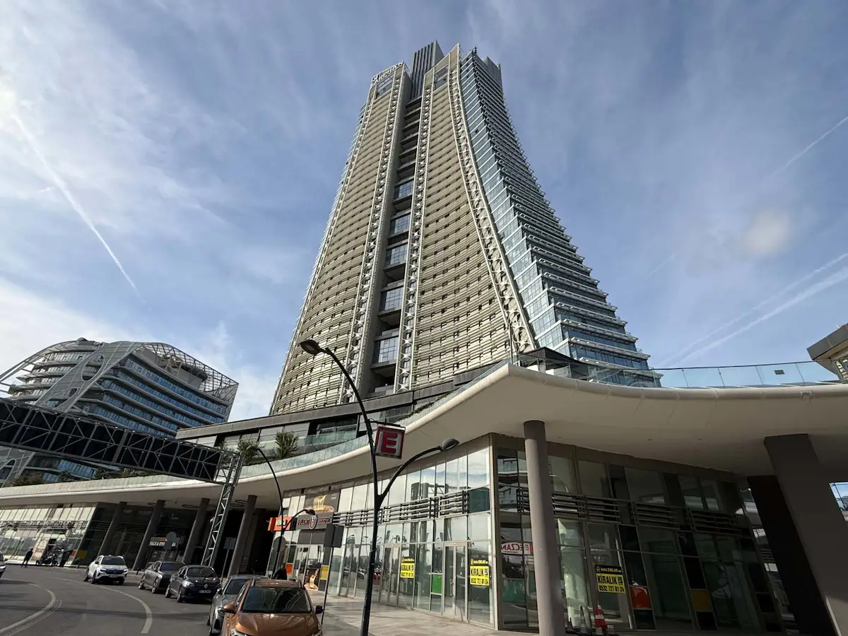 SARPHAN FİNANS PARK'TA GENİŞ BALKONLU BOŞ SATILIK 3+1 DAİRE 2