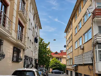 ÜSKÜDAR BAĞLARBAŞI'NDA METROYA 200 M. SATILIK 2+1 DAİRE