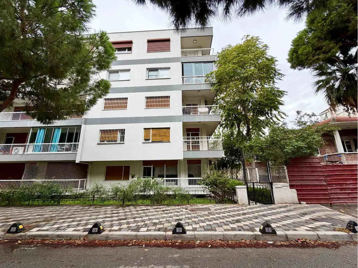 AKSOY ÇAMLIK SOKAKTA BAHÇE KATI OTOPARKLI SAHİL YAKINI 3+1 DAİRE