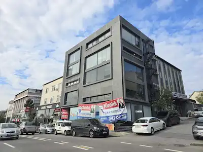 NATOYLU CADDESINDE 1100 M2 MASRAFSIZ PLAZA