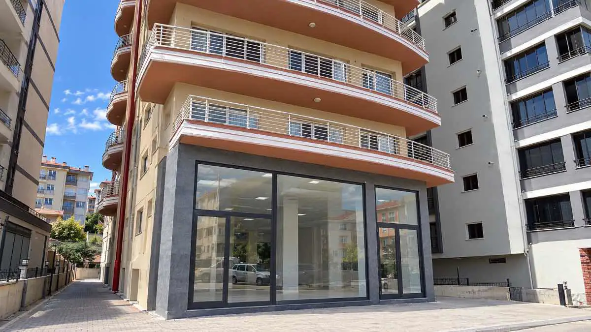 YAKINCA GALERİCİLER SİT. YANI 15 M² ANAYOL CEPHELİ DÜKKAN