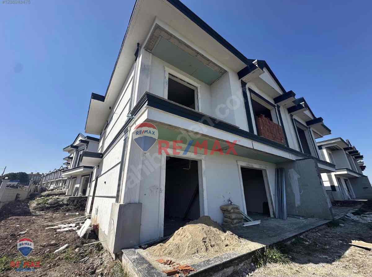 REMAX DREAMDEN YENİKÖY BAŞİSKELEDE SATILIK VİLLA