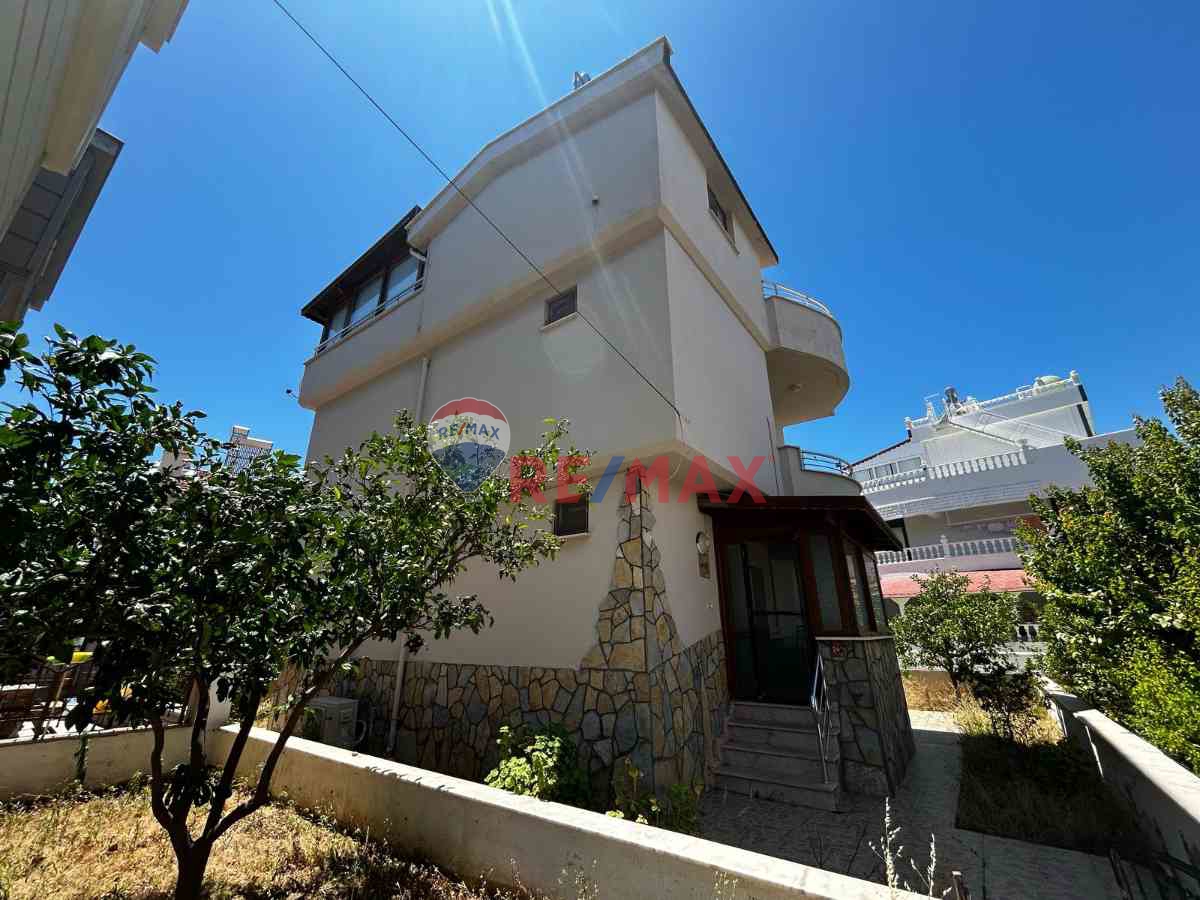 FENER' DE DENIZE 50 M MESAFEDE TAM MÜSTAKIL BAHÇELI SATILIK VILLA