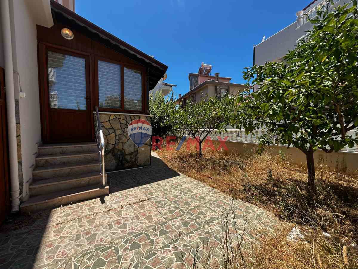 FENER' DE DENIZE 50 M MESAFEDE TAM MÜSTAKIL BAHÇELI SATILIK VILLA