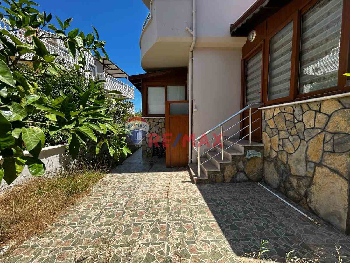 FENER' DE DENIZE 50 M MESAFEDE TAM MÜSTAKIL BAHÇELI SATILIK VILLA