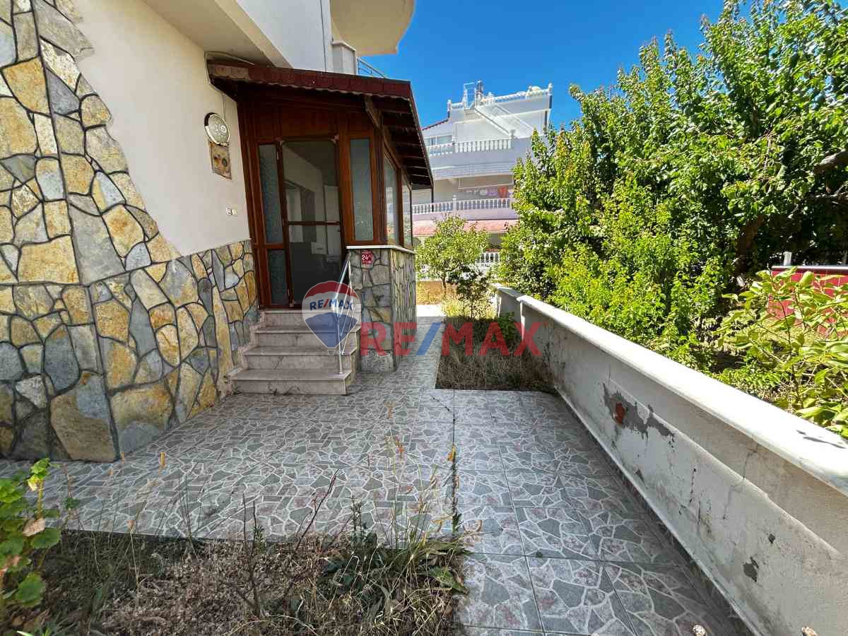 FENER' DE DENIZE 50 M MESAFEDE TAM MÜSTAKIL BAHÇELI SATILIK VILLA
