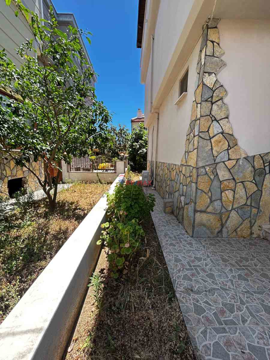 FENER' DE DENIZE 50 M MESAFEDE TAM MÜSTAKIL BAHÇELI SATILIK VILLA