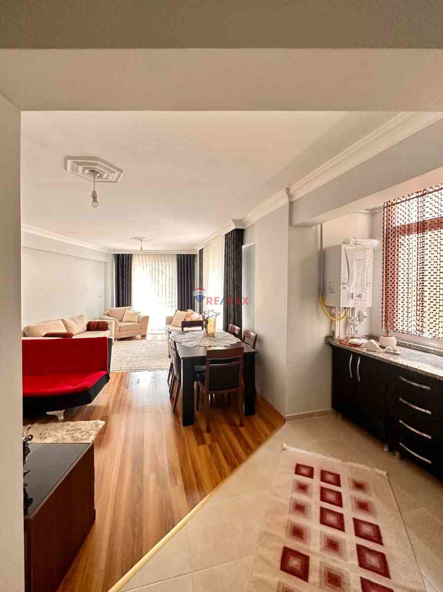 YALOVA ÇINARCIK'DA CADDE VE SAHİLE YAKIN EŞYALI SATILIK DAİRE..