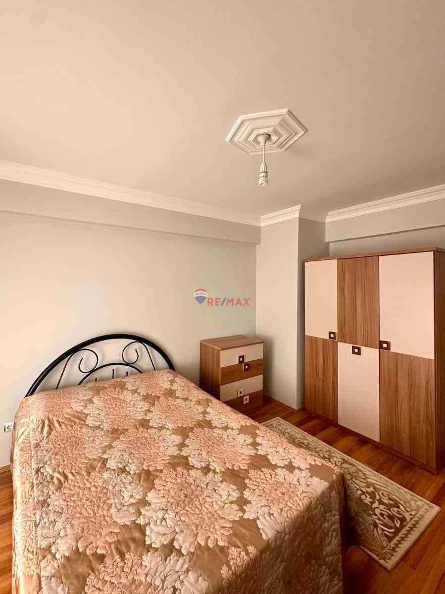 YALOVA ÇINARCIK'DA CADDE VE SAHİLE YAKIN EŞYALI SATILIK DAİRE..