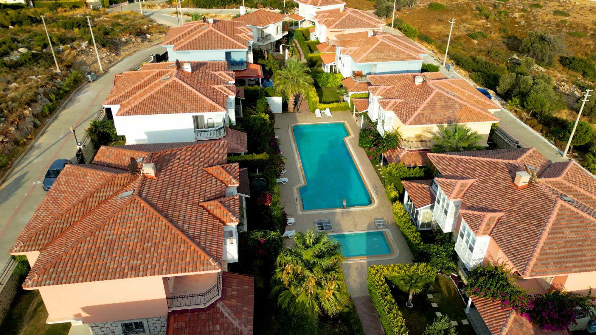 ÇEŞME ŞIFNE'DE SITE İÇERISINDE HAVUZLU VILLA