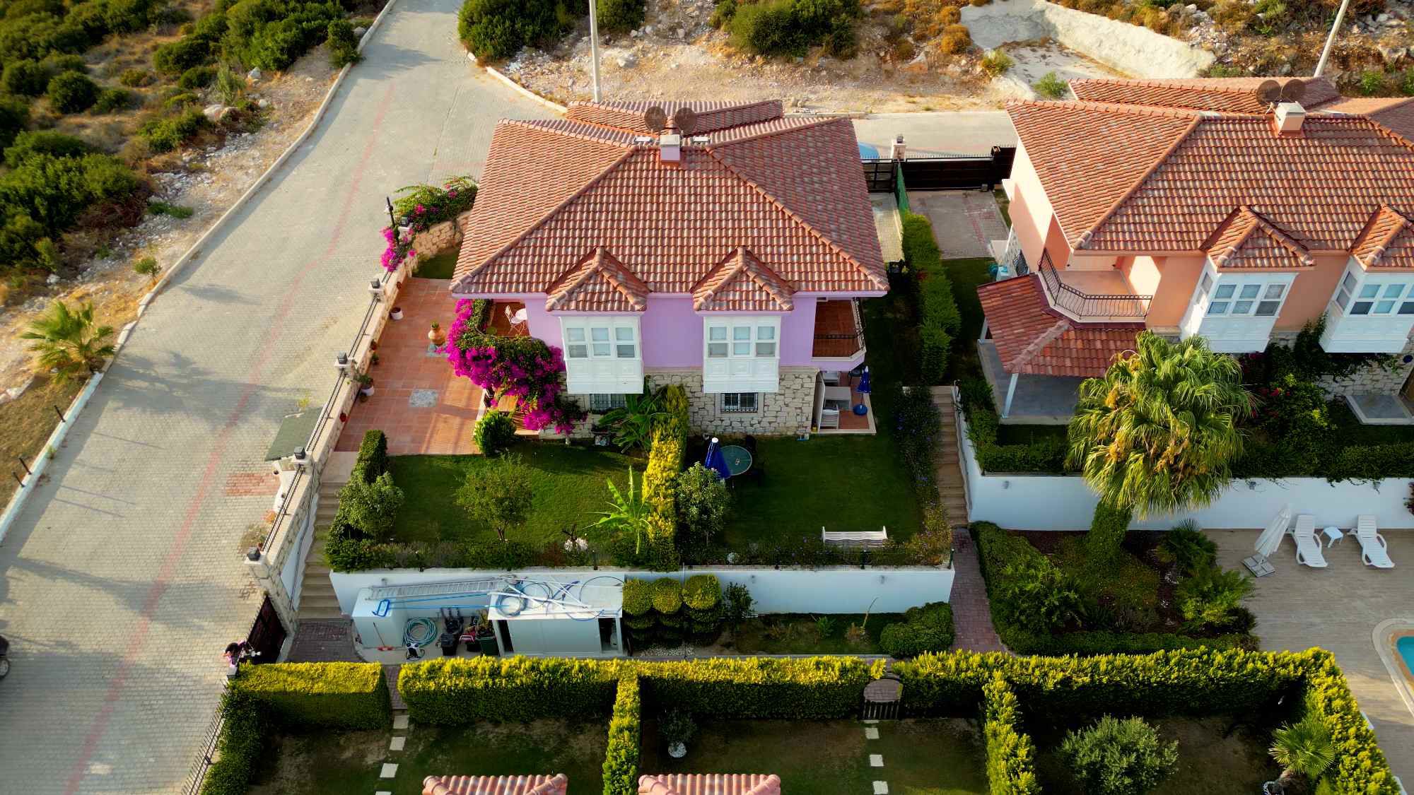 ÇEŞME ŞIFNE'DE SITE İÇERISINDE HAVUZLU VILLA