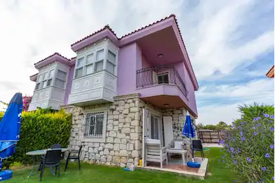 ÇEŞME ŞIFNE'DE SITE İÇERISINDE HAVUZLU VILLA