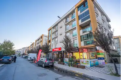 REMAX GELİŞİMDEN AZUR MARMARA SİTESİNİN HEMEN KARŞISINDA SATILIK DÜKKAN