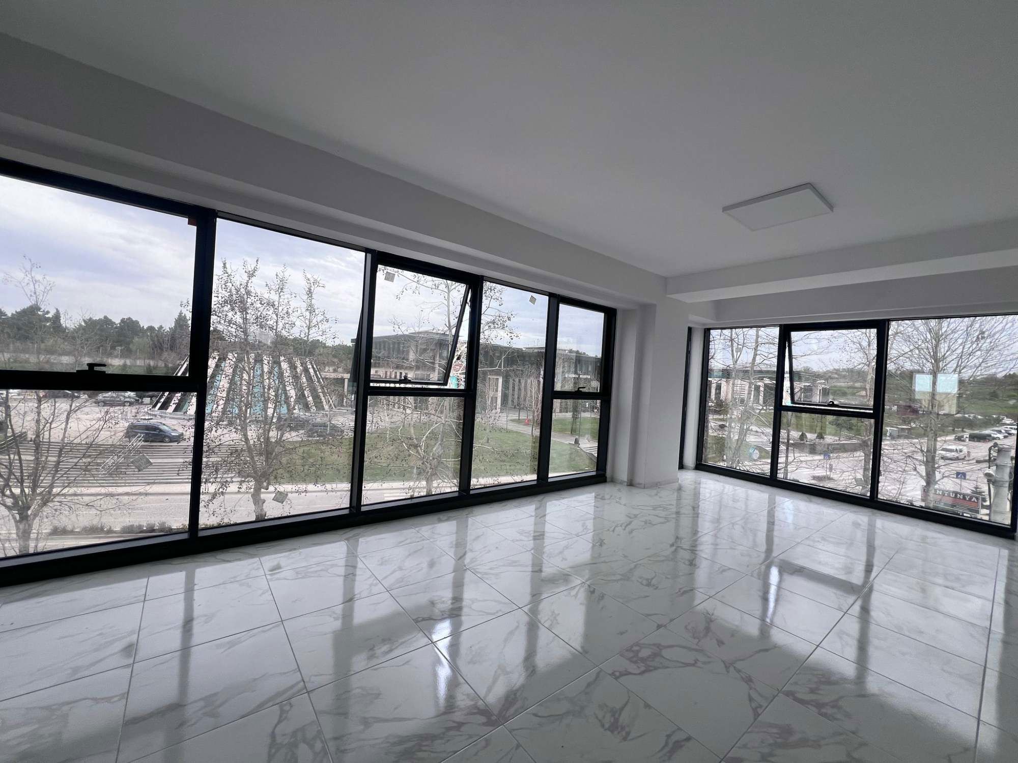 BAŞISKELE BELEDIYE KARŞISI KIRALIK OFIS