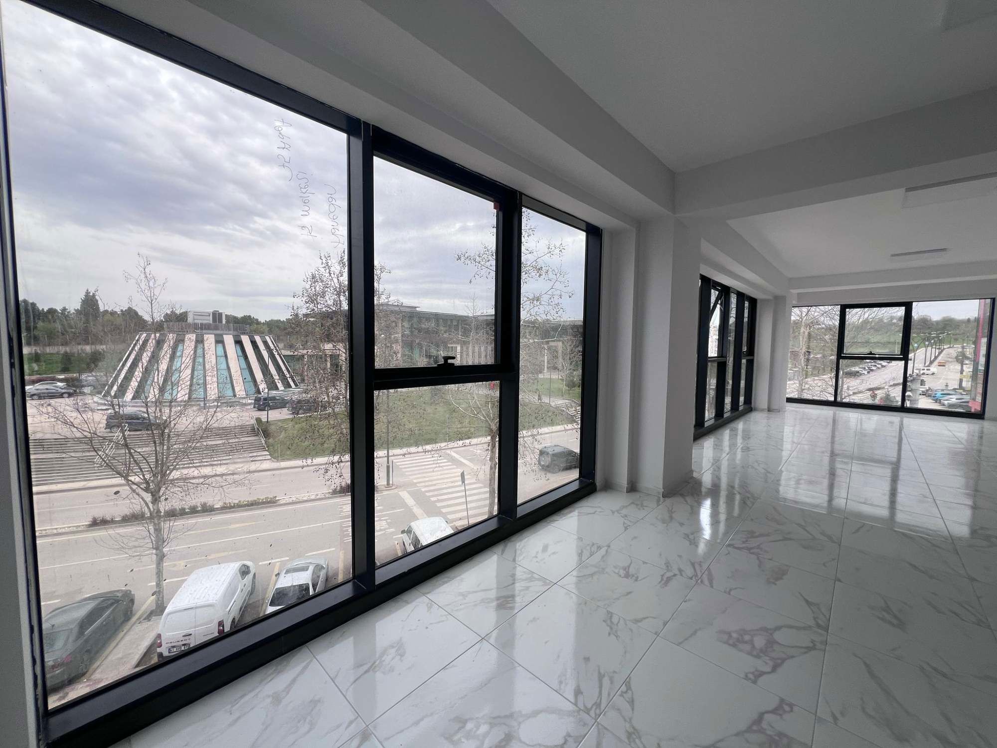 BAŞISKELE BELEDIYE KARŞISI KIRALIK OFIS