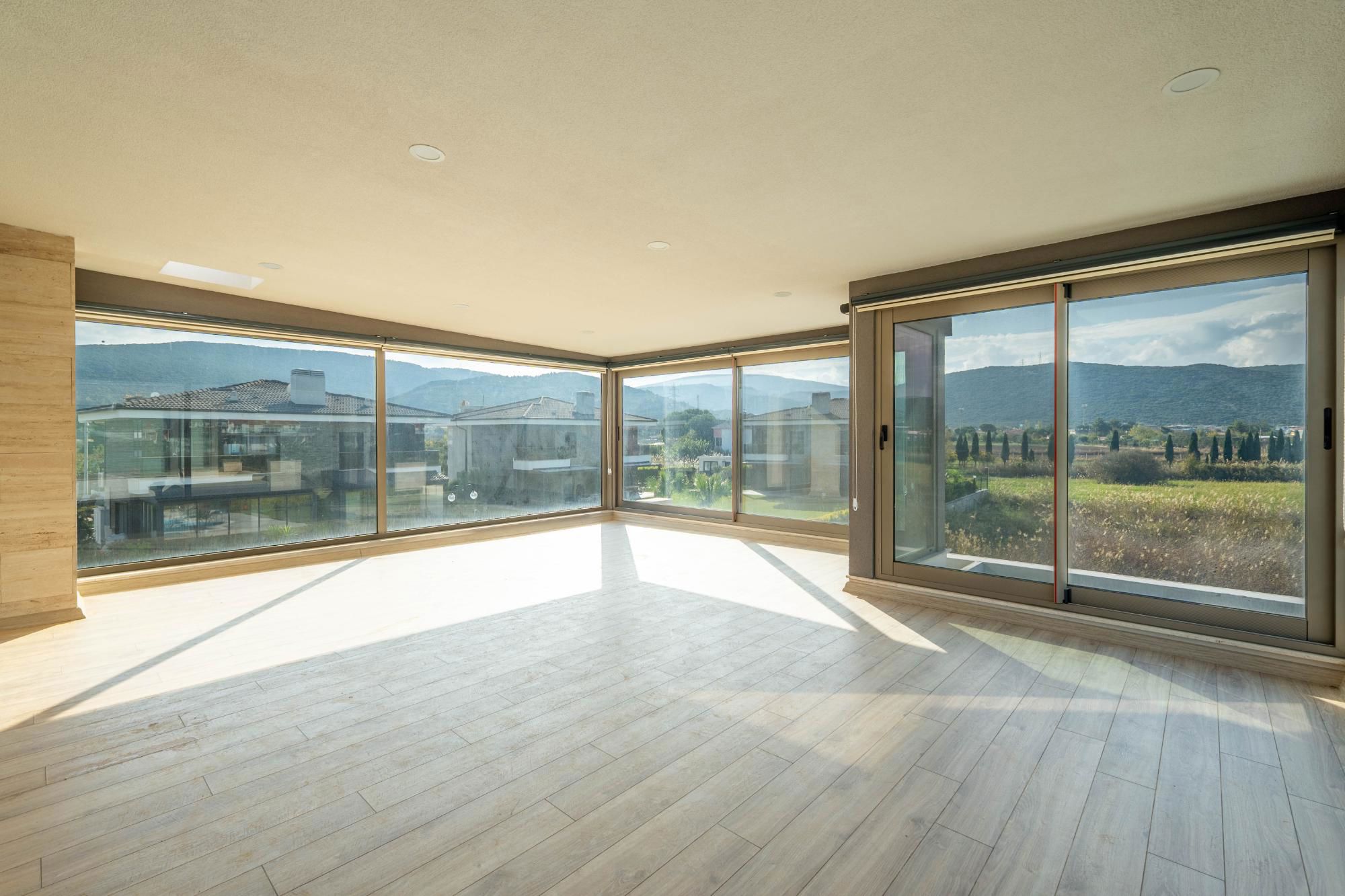 DENIZE KOMŞU, DOĞAYLA BÜTÜNLEŞEN MÜSTAKIL HAVUZLU YAŞAM VILLASI