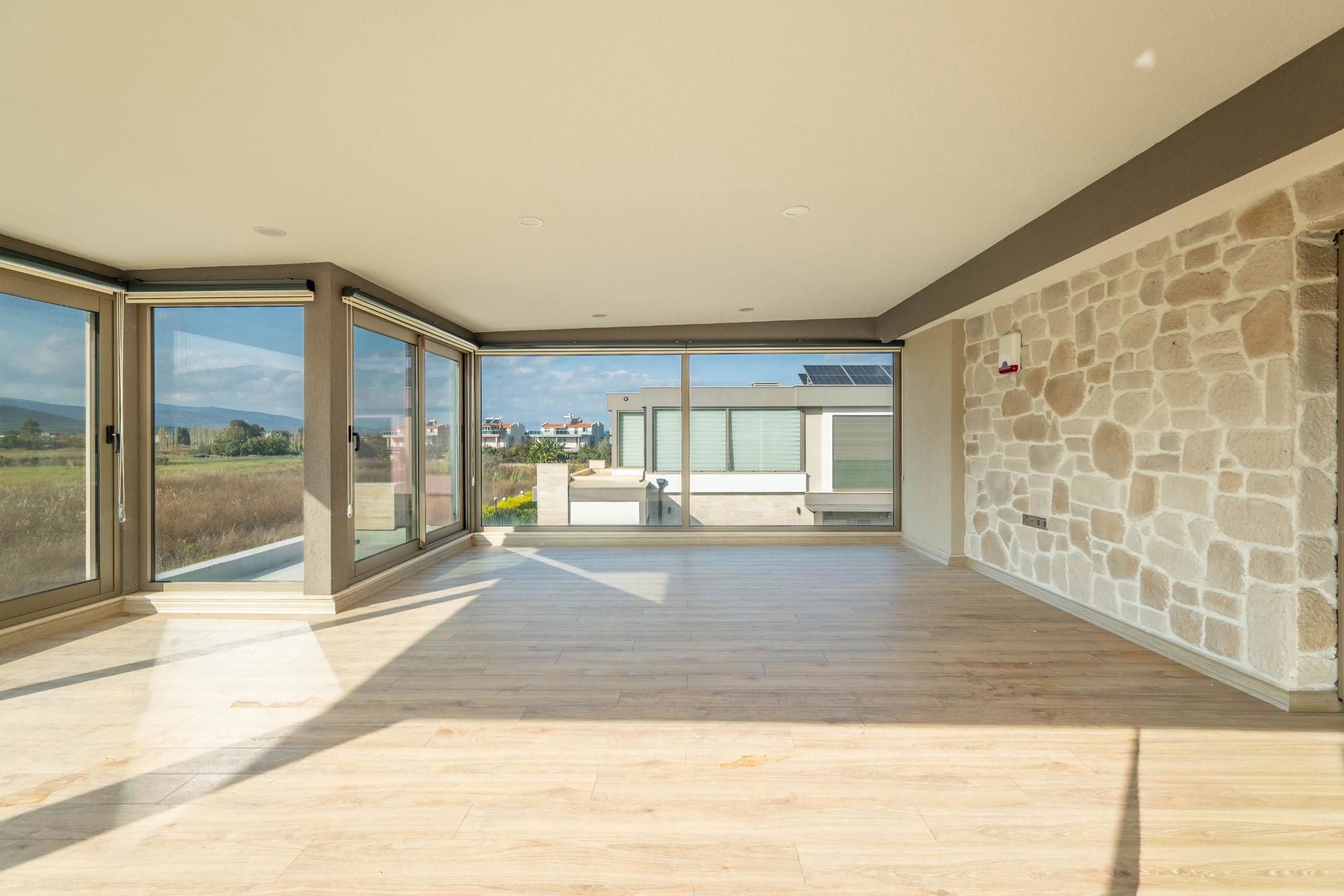 DENIZE KOMŞU, DOĞAYLA BÜTÜNLEŞEN MÜSTAKIL HAVUZLU YAŞAM VILLASI