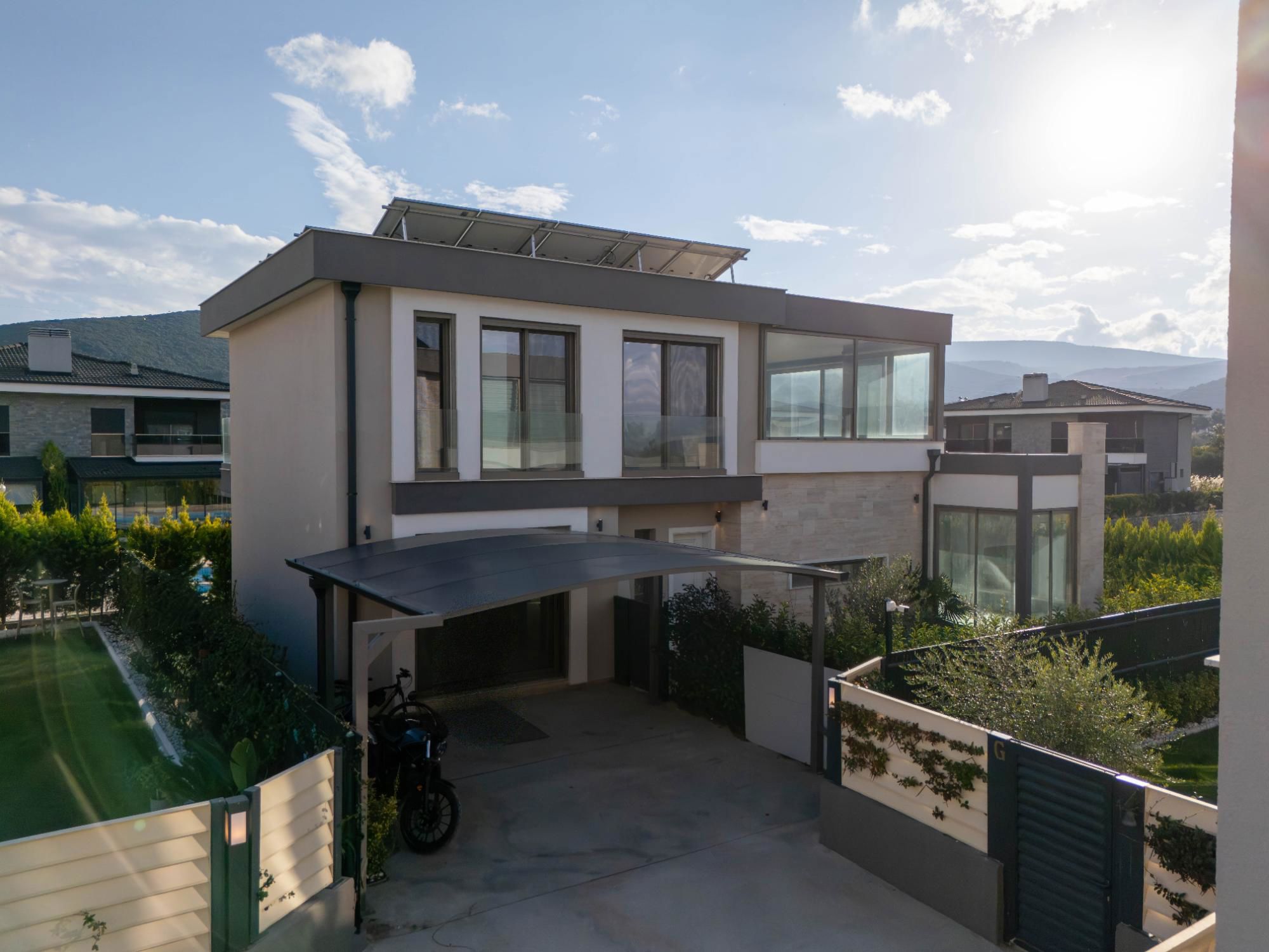 DENIZE KOMŞU, DOĞAYLA BÜTÜNLEŞEN MÜSTAKIL HAVUZLU YAŞAM VILLASI