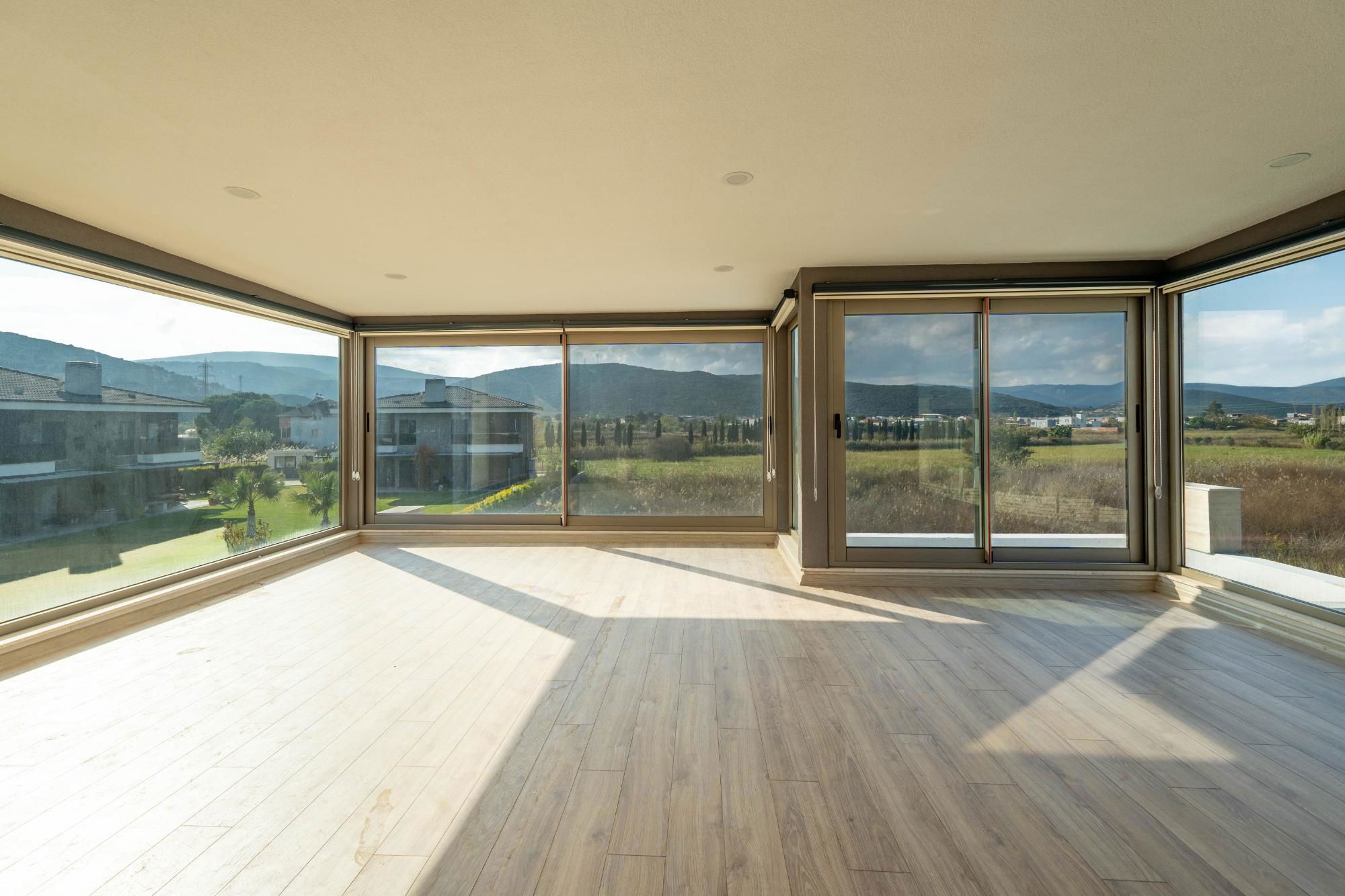 DENIZE KOMŞU, DOĞAYLA BÜTÜNLEŞEN MÜSTAKIL HAVUZLU YAŞAM VILLASI