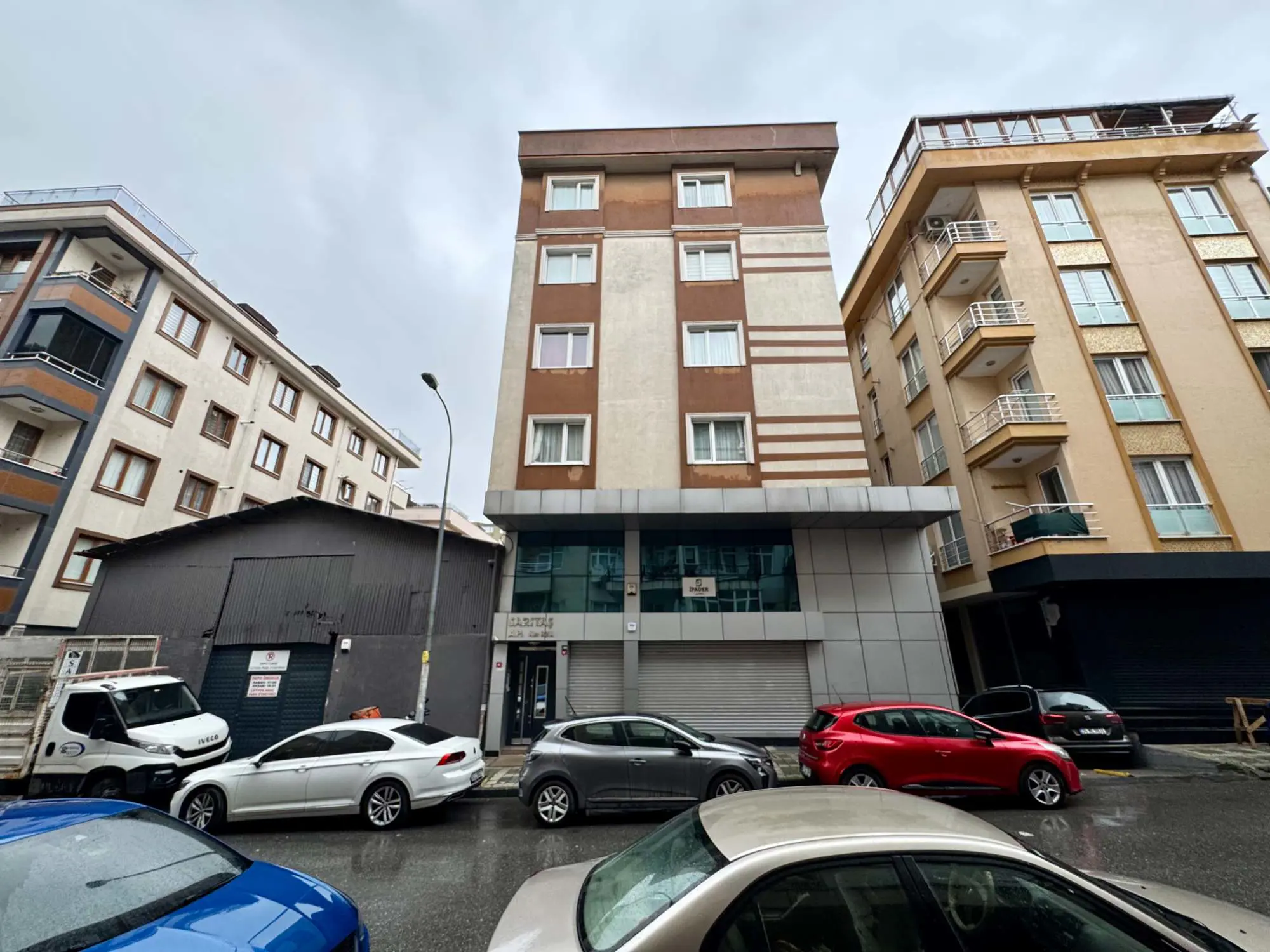 ÜMRANIYE ATAKENT MAH. CANPARK VE METROYA YAKIN SATILIK 2+1 DAIRE