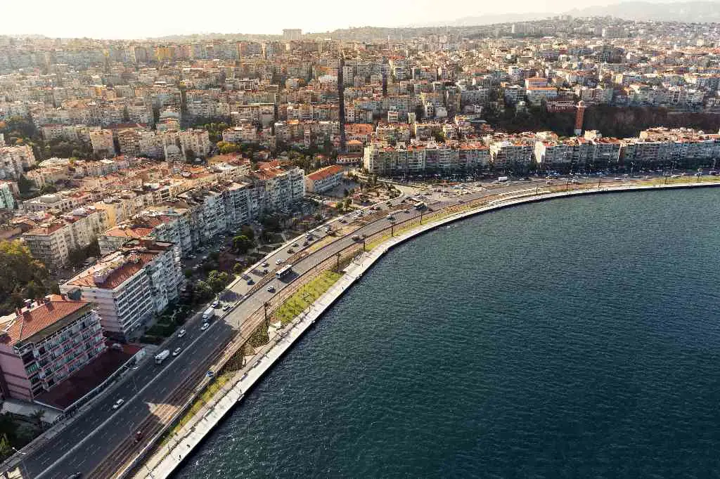 KONAK KARATAŞ SAHİLDE ÖZEL YAPIM ÇİFT CEPHE SATILIKDAİRE..