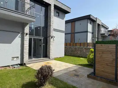 ÇEPNI’DE SICAK HAVUZLU, ŞÖMINELI, KIŞ BAHÇELI LÜKS 4+1 MÜSTAKIL VILLA