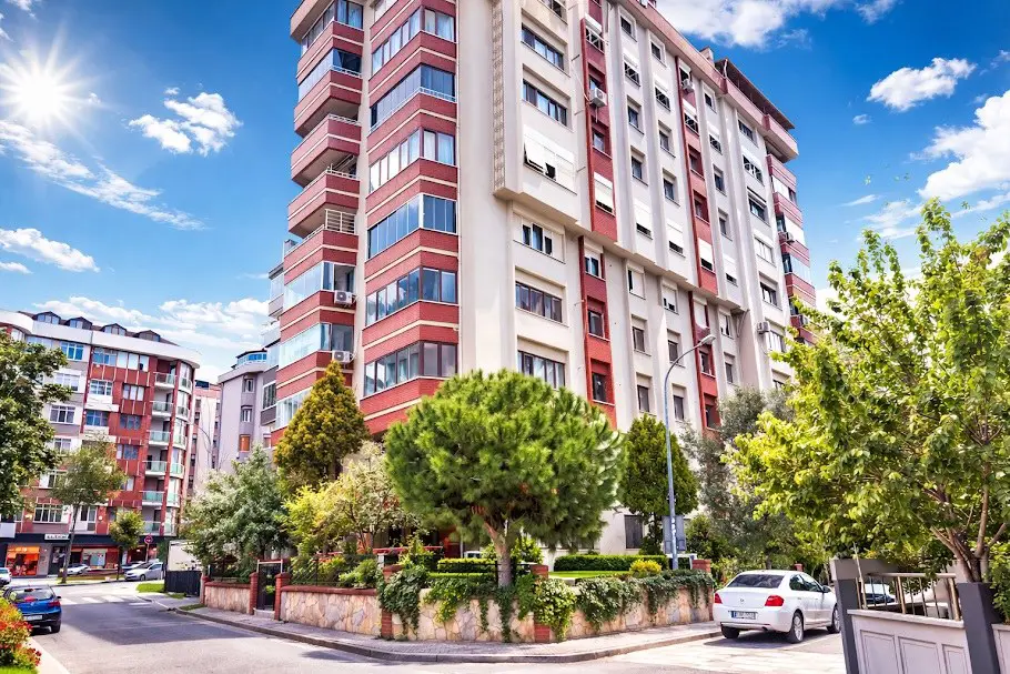 MALTEPE YALI’DA SAHİL VE MARMARAY YAKINI 5+1 KONUT VE OFİSE UYGUN SATILIK DAİRE  