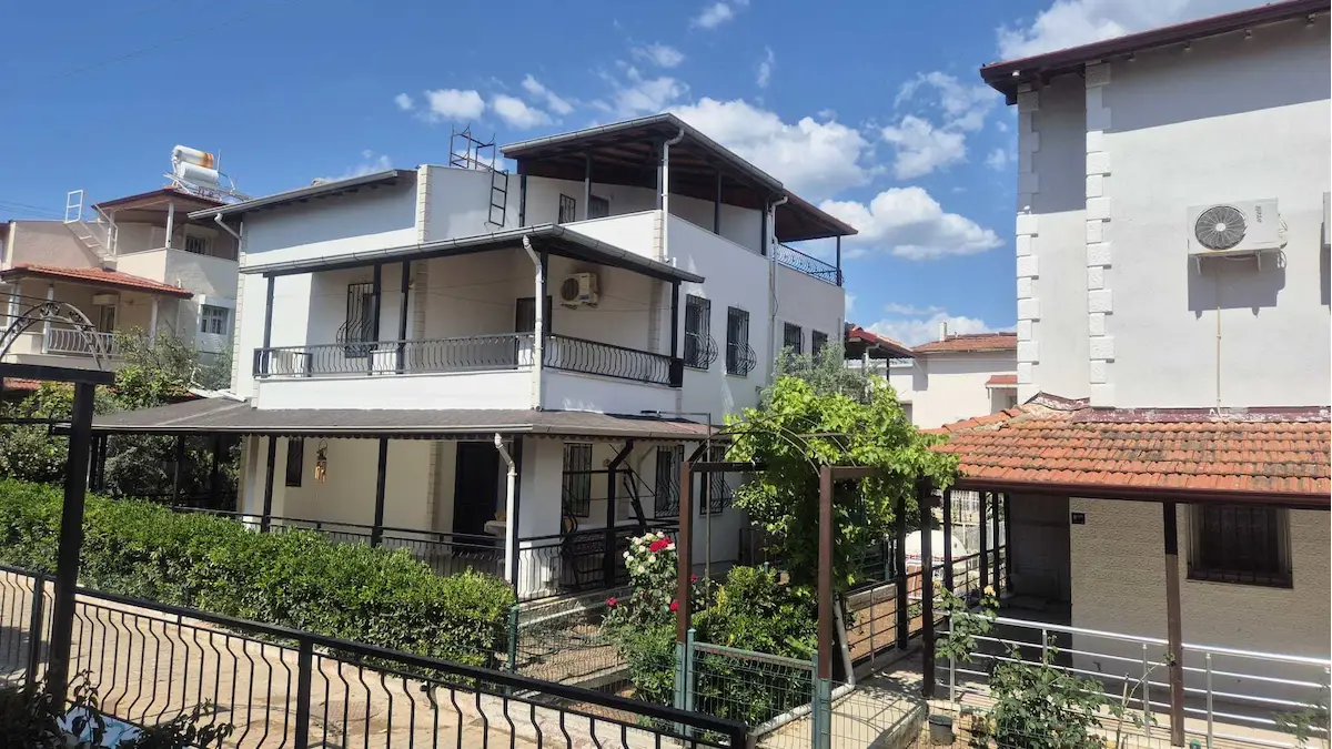 DİDİM AKBÜK'TE SATILIK ÖZEL KONUMDA 4+1 TRİPLEKS VİLLA