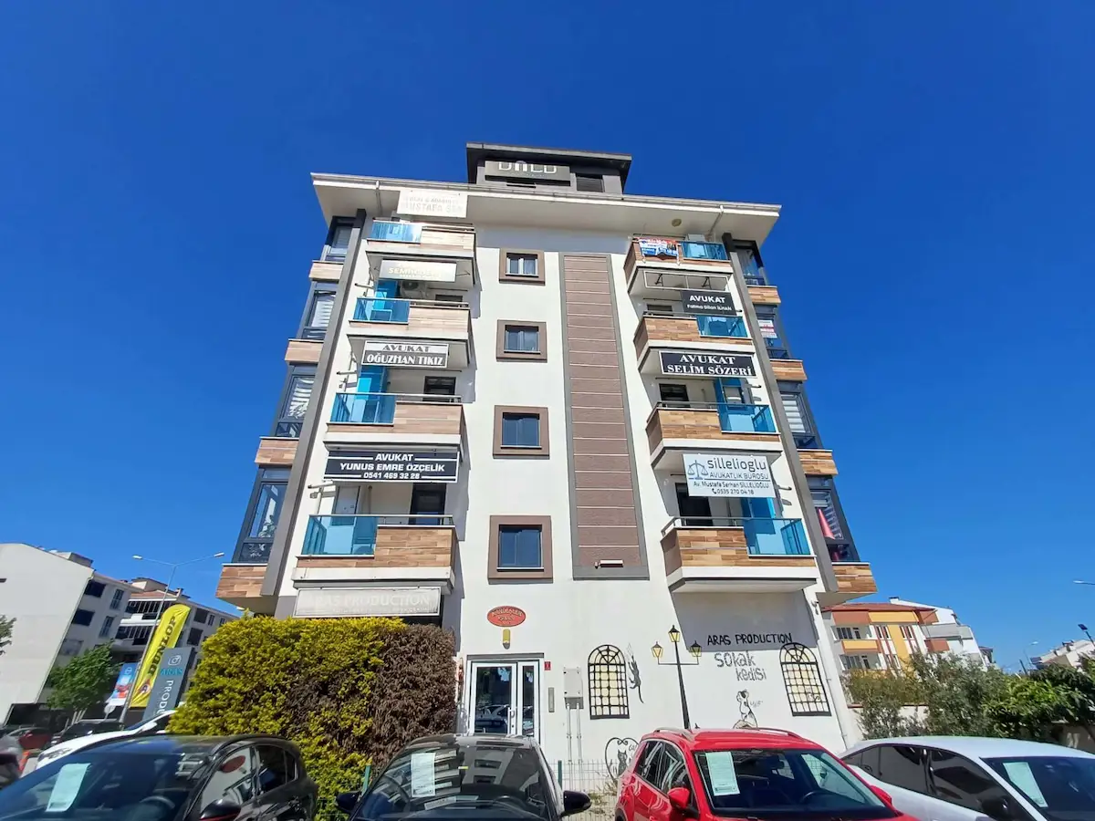 REMAX YAZ'DAN SAVAŞTEPE CADDESİ ÜZERİNDE EŞYALI KİRALIK OFİS