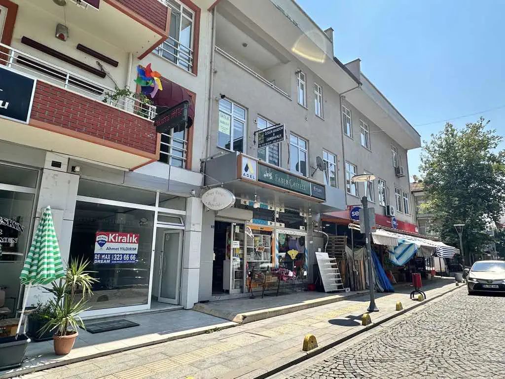 GÖLCÜK ÇARŞI MERKEZDE OLAN HARİKA KONUMLU KİRALIK DÜKKAN
