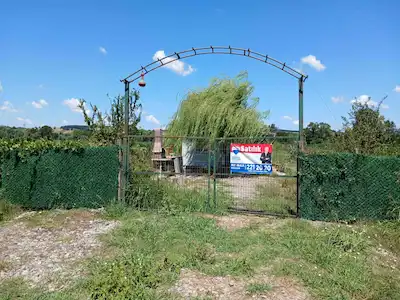 REMAX DESİGN ADAPAZARI KAYRANCIKTA YOLA CEPHELİ 2.481 M2 SATILIK BAHÇE