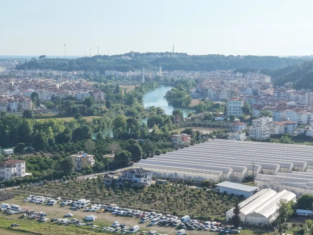 MANAVGAT ÇAYYAZI’DA YERLEŞİM İÇİNDE 800 M² HİSSELİ TARLA