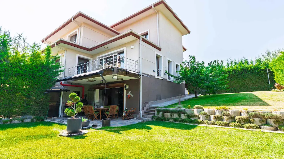 GEZGİN 2 SİTESİ'NDE GENİŞ BAHÇELİ SATILIK 4+2 VİLLA