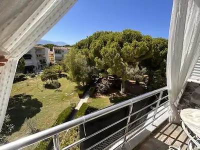 KUŞADASI DAVUTLAR ÖZLEM SİTESİ’NDE SATILIK TEMİZ 2+1 DAİRE