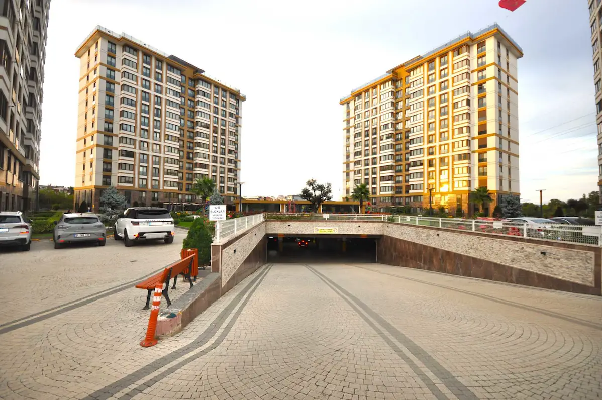 METRO YANINDA LÜKS YAŞAM KONFORLU KASRI LENA SİTESİNDE GENİŞ 2+1 3