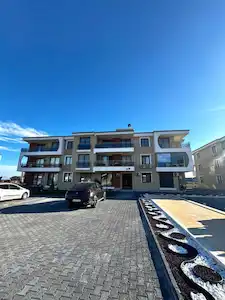 ÖZBILEK SITESINDE SIFIR 1+1 | BAHÇE KATI | HAVUZLU | YERDEN ISITMALI