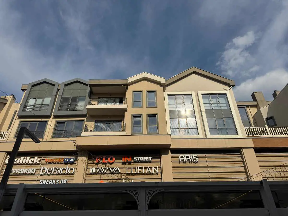 REMAX HÜR HEDIYE KÜÇÜK`TEN CADDE 54`TE EŞYALI KIRALIK 1+0 DAIRE