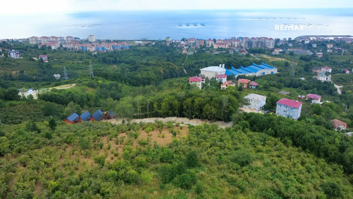 REMAX MEYDAN'DAN DENİZ MANZARALI DÜŞÜK EĞİMLİ SATILIK ARAZİ
