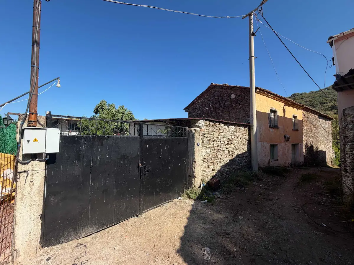 TİRE ÇİNİYERİ'NDE SATILIK 196 M2 BAHÇELİ KÖY EVİ VE ARSASI