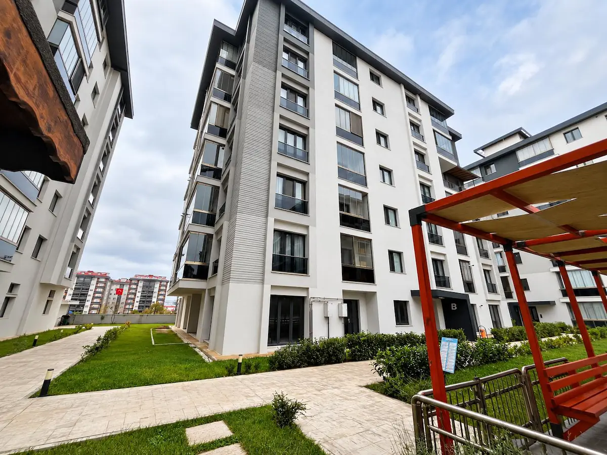 REMAX LAND'DEN INFINITY LIVING SİTESİNDE SIFIR 2+1 BAHÇE KATI KİRALIK DAİRE