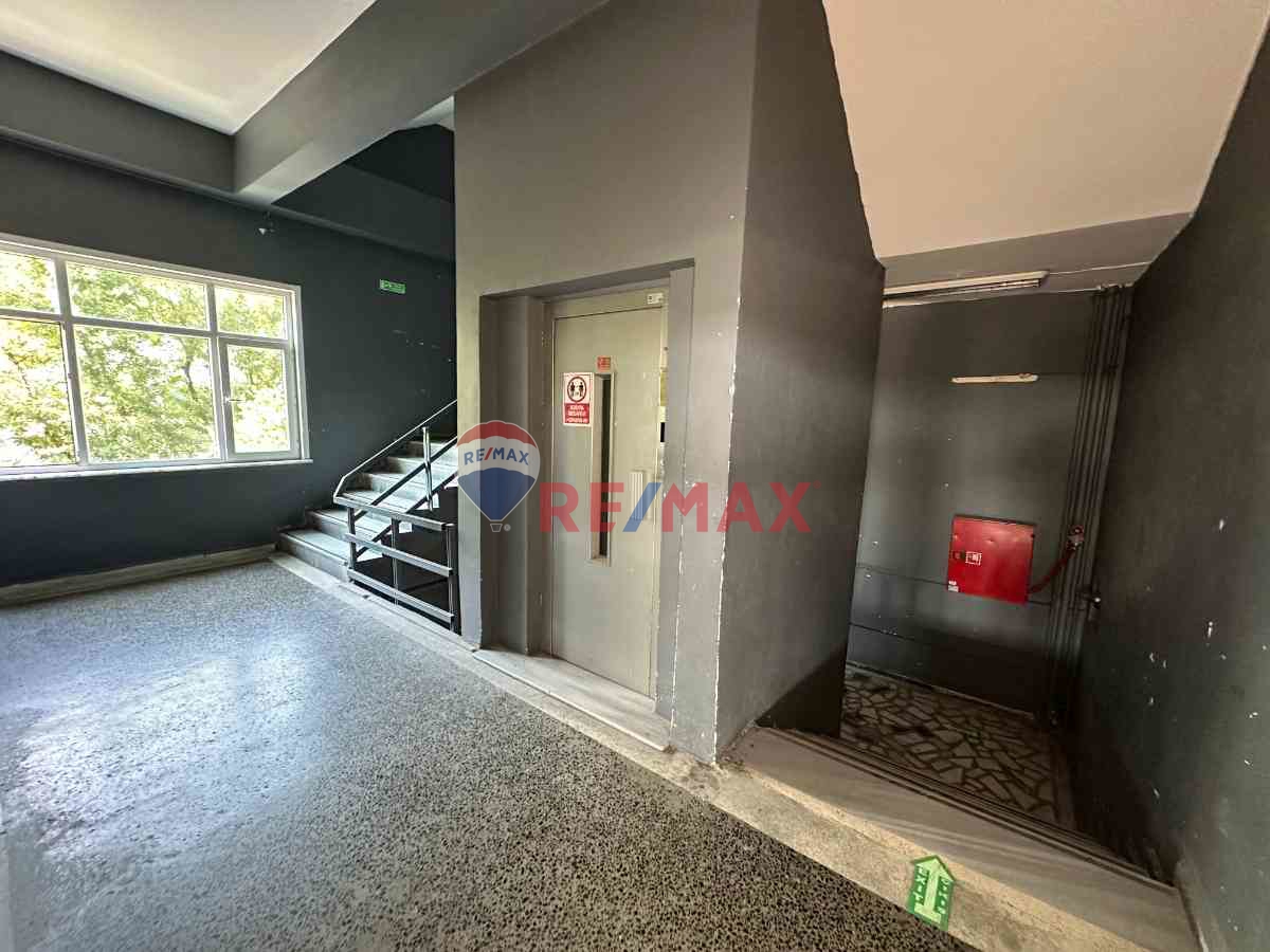 BAHÇELIEVLER YENIBOSNADA 1000 M² KIRALIK FABRIKA KATI