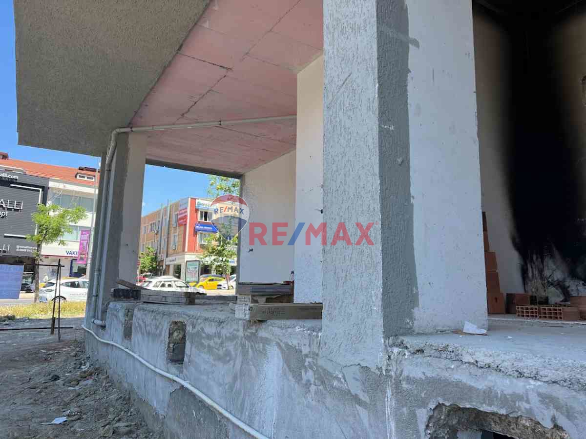 ATAŞEHIR KAYIŞDAĞI CAD. KÖŞE DÜKKAN 210M² KIRALIK