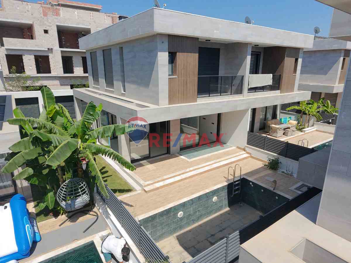 KUŞADASI AVM BÖLGESİNDE 5+1 VİLLA