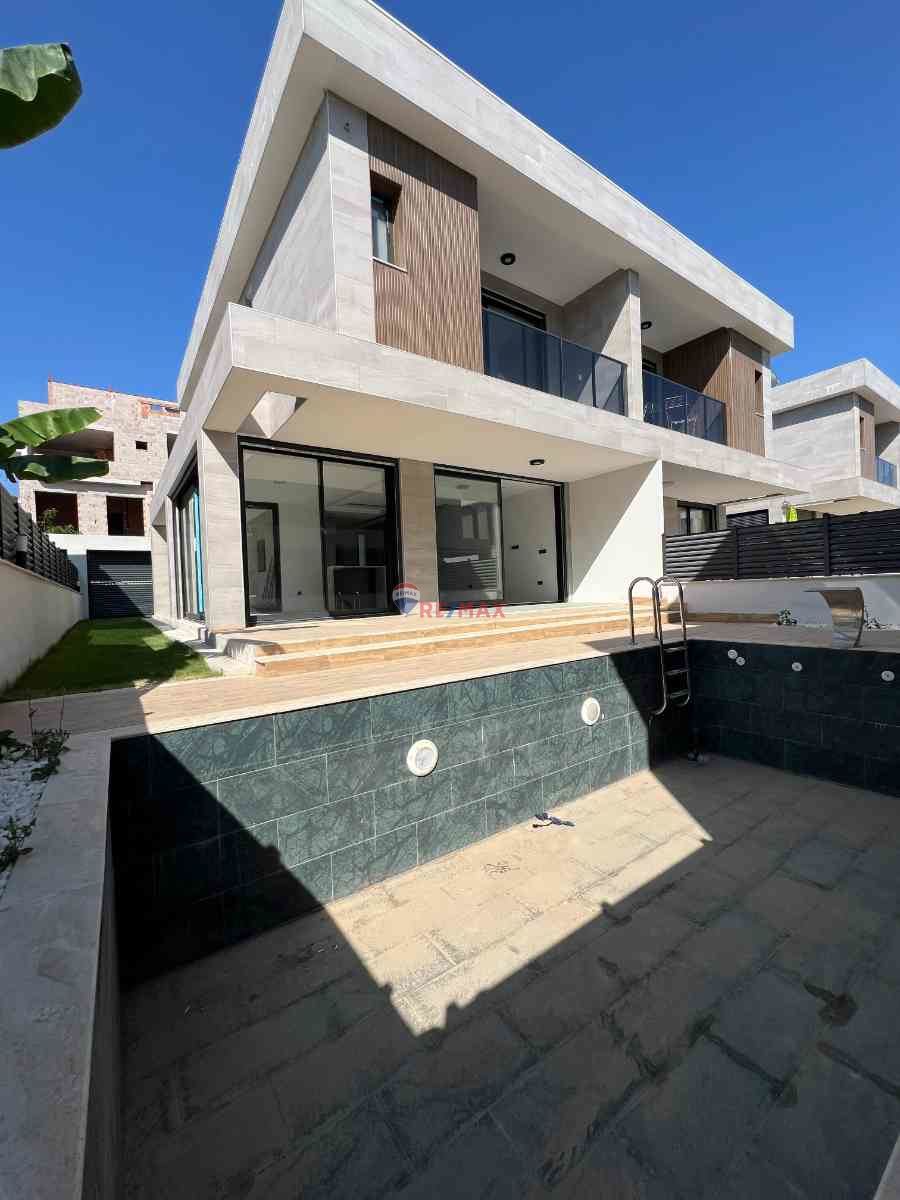 KUŞADASI AVM BÖLGESİNDE 5+1 VİLLA