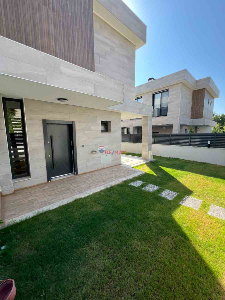KUŞADASI AVM BÖLGESİNDE 5+1 VİLLA