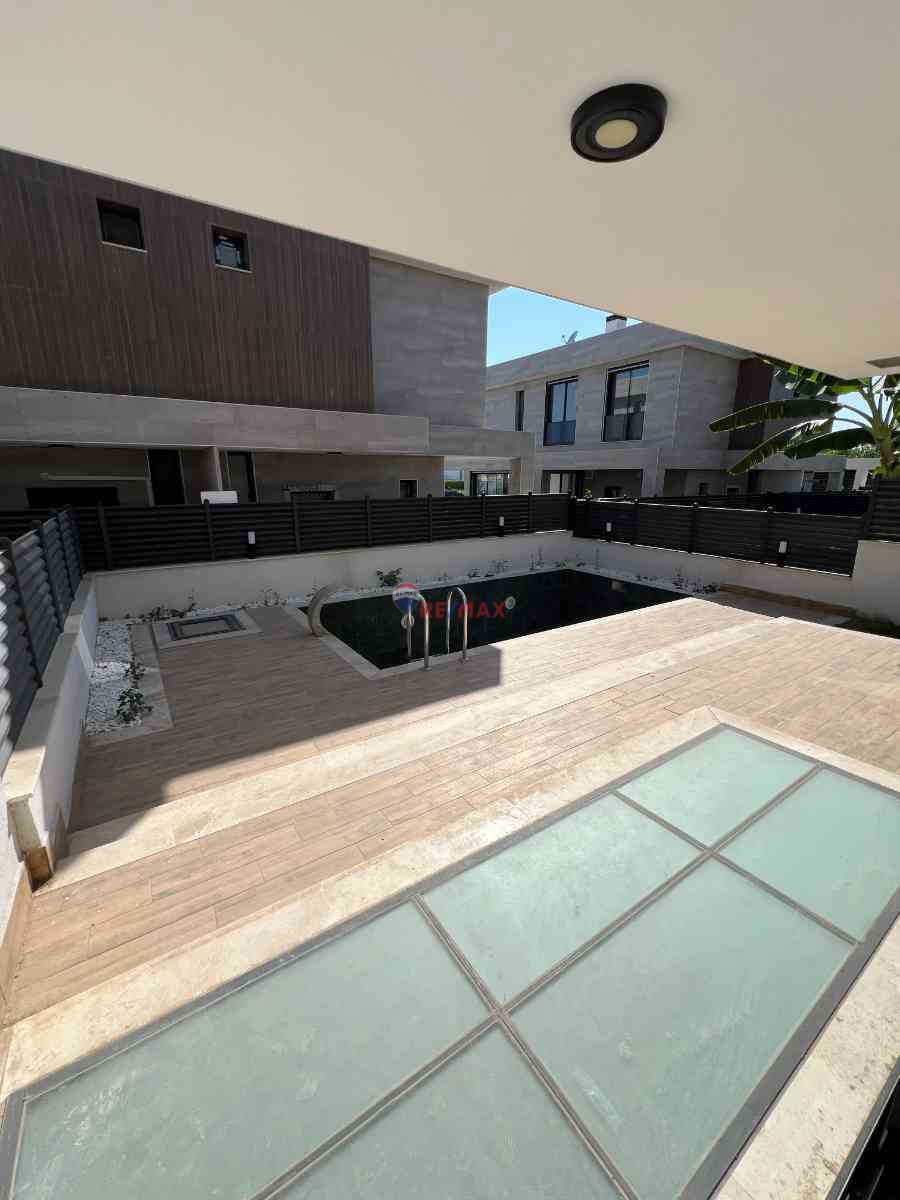 KUŞADASI AVM BÖLGESİNDE 5+1 VİLLA