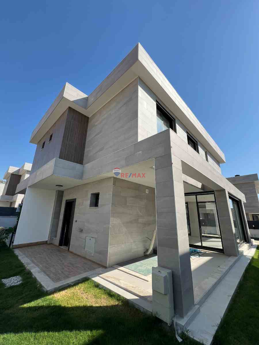 KUŞADASI AVM BÖLGESİNDE 5+1 VİLLA