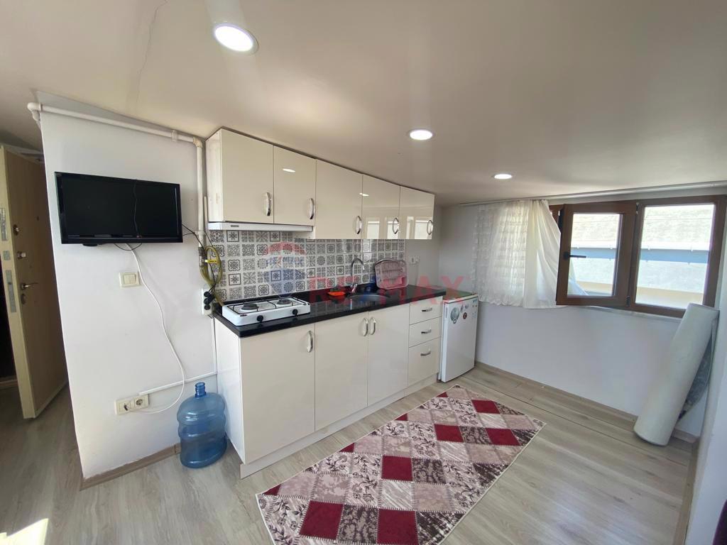 İÇERENKÖY MERKEZİNDE KAPALI CAM TERASLI EŞYALI&FATURALAR DAHİL 1+0 KİRALIK DAİRE