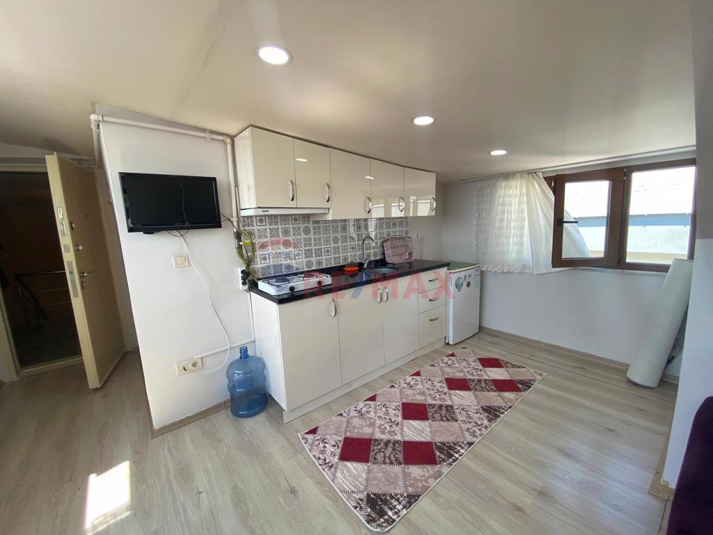 İÇERENKÖY MERKEZİNDE KAPALI CAM TERASLI EŞYALI&FATURALAR DAHİL 1+0 KİRALIK DAİRE