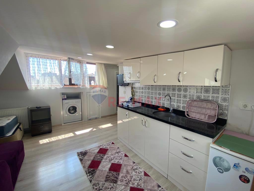 İÇERENKÖY MERKEZİNDE KAPALI CAM TERASLI EŞYALI&FATURALAR DAHİL 1+0 KİRALIK DAİRE